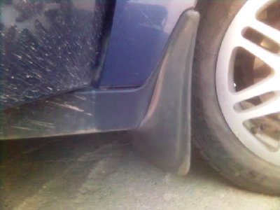 За брызговиком виден участок, который вымыл при установке. Прошло 2 дня.