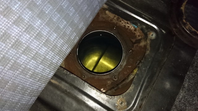 Открытый правый, по ходу движения, лючок бака.