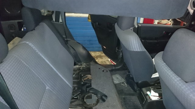 Pajero IO. Снято заднее сиденье и окрыты два лючка в баке, для осмотра бака внутри.