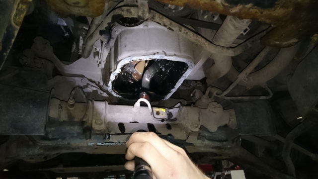 Вид снизу. Поддон двигателя снят