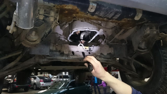 Вид снизу. Поддон двигателя снят